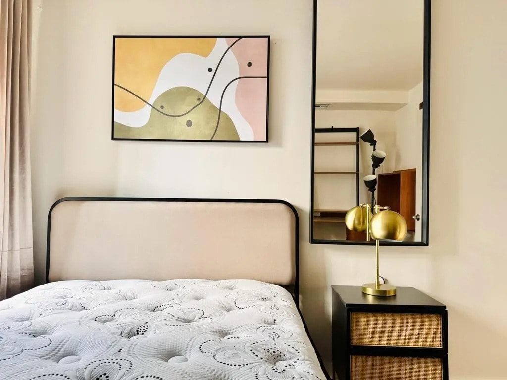 Building Photo - Furnished room/NOT APARTMENT