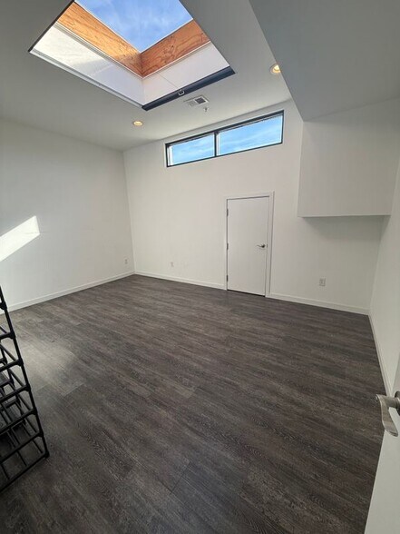 Building Photo - 207 E Baltimore Ave