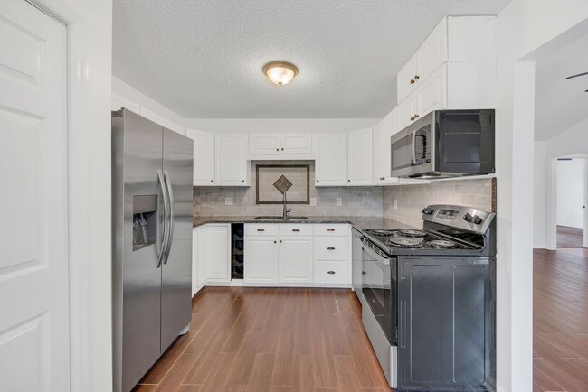 Building Photo - Awesome 3BE/2BA in the heart of Bellevue!