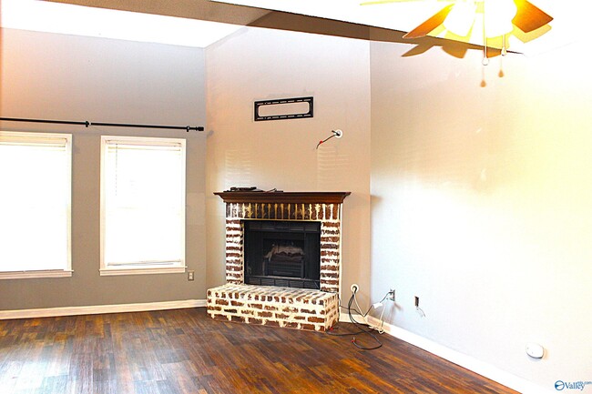 Building Photo - 101 Cresent Circle