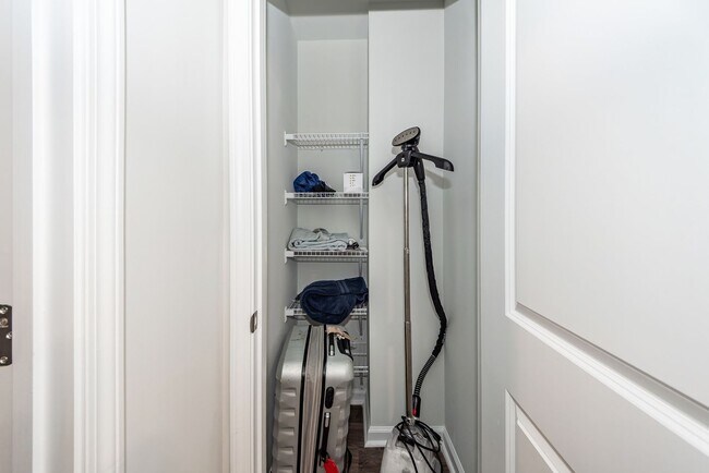 Building Photo - 3 Bedroom, 2.5 Bathroom Townhome in Caroli...