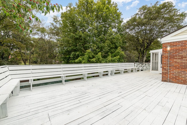 Building Photo - 828 Lemont Dr