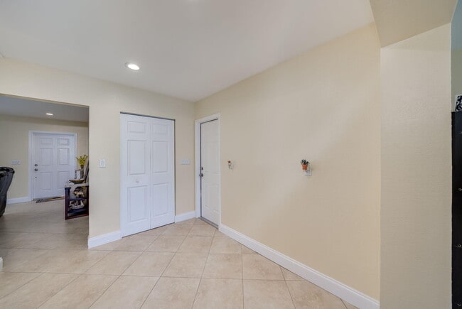 Building Photo - 9603 NW 67th Ct