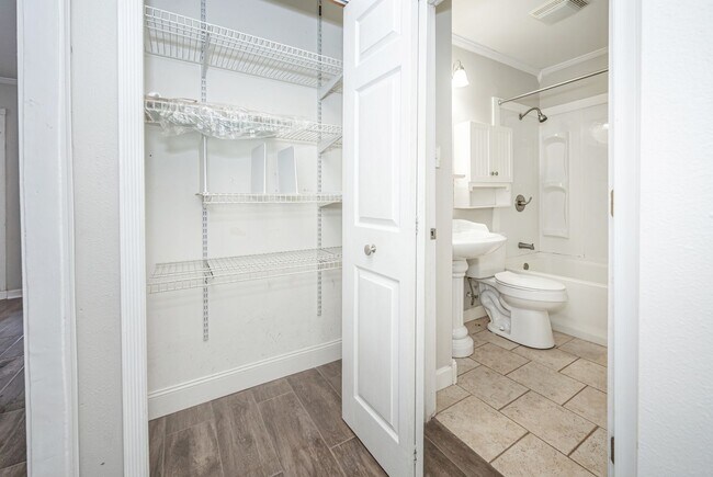 Building Photo - Adorable Updated Cottage in Pascagoula