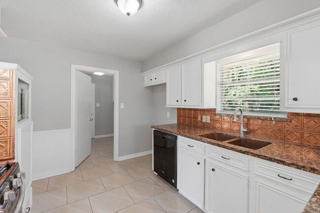 Building Photo - 25611 Timberlane Dr