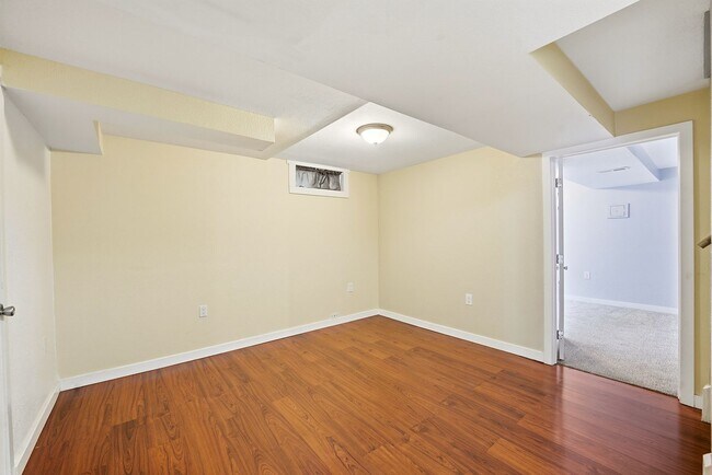 Building Photo - 5 bedroom, 3 1/2 bath, home with two master suites and 2 car garage.