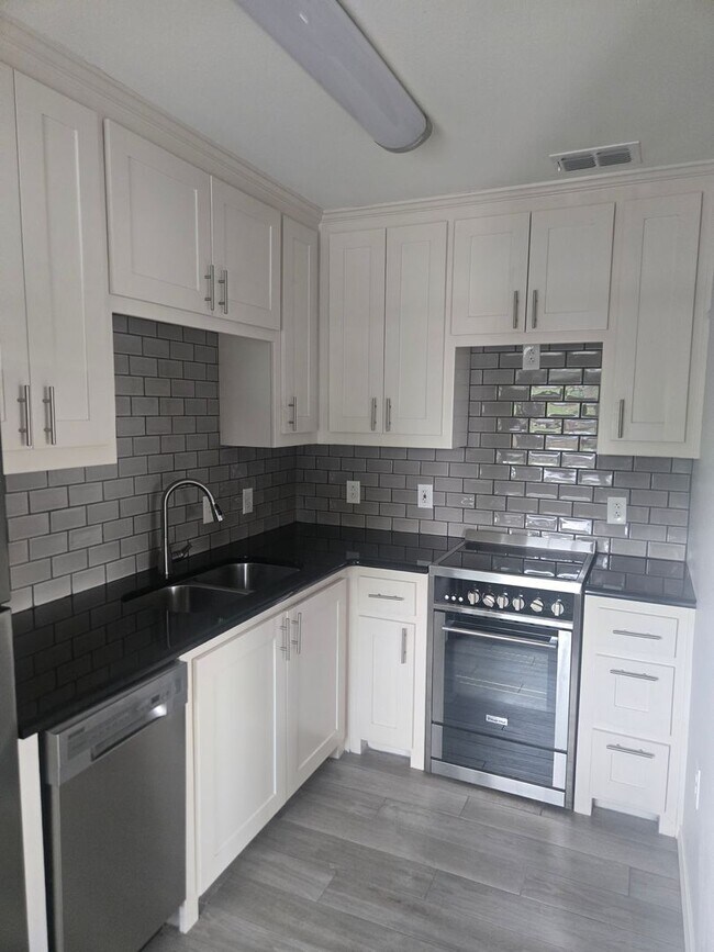 Building Photo - Adorable 1 bedroom/1 bathroom with secured entry!