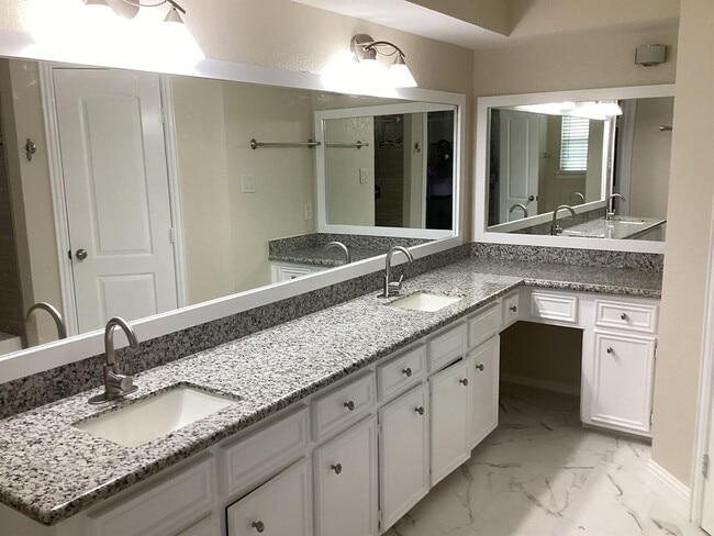 Building Photo - 15311 Empanada Dr
