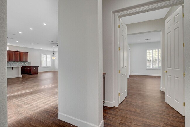 Building Photo - Anthem country Club Golf Community Beauty