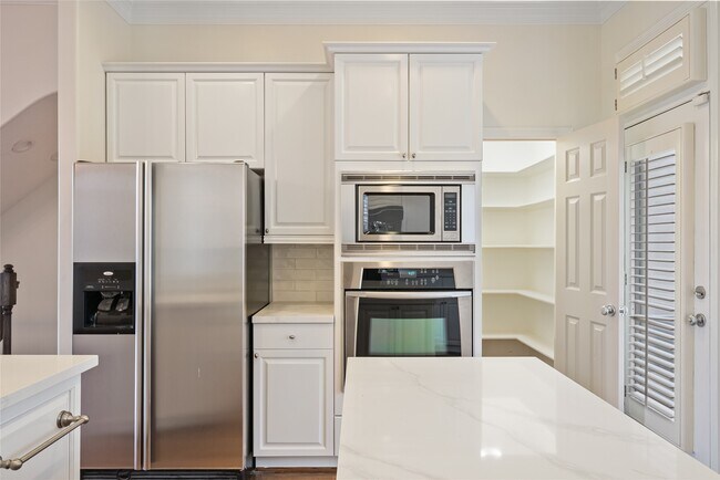 Building Photo - 1515 Hyde Park Blvd