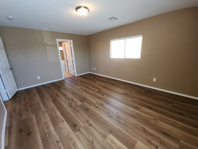 Building Photo - Beautiful detached home with fully fenced back yard.