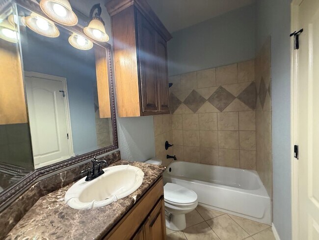 Building Photo - 2207 Canterbury Dr