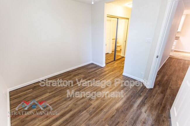 Building Photo - 427 W Pontiac Dr