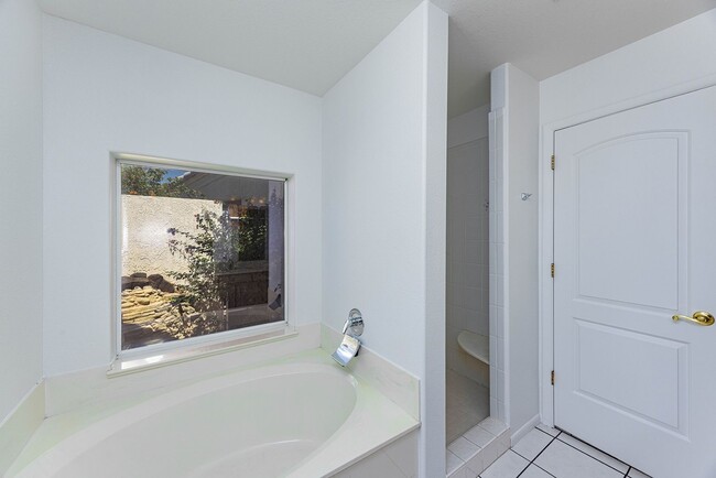 Building Photo - Long Term 4 Bedroom Rental with a Beautifu...