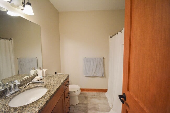 Building Photo - Spacious 4-Bedroom Home with Scenic Views ...
