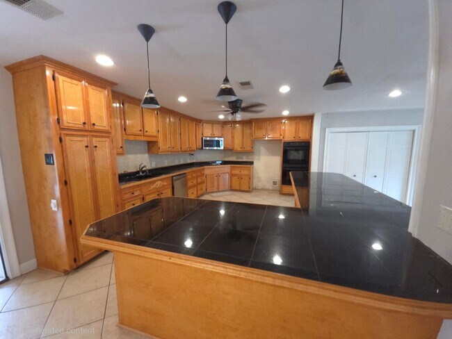 Building Photo - 926 Pecan St