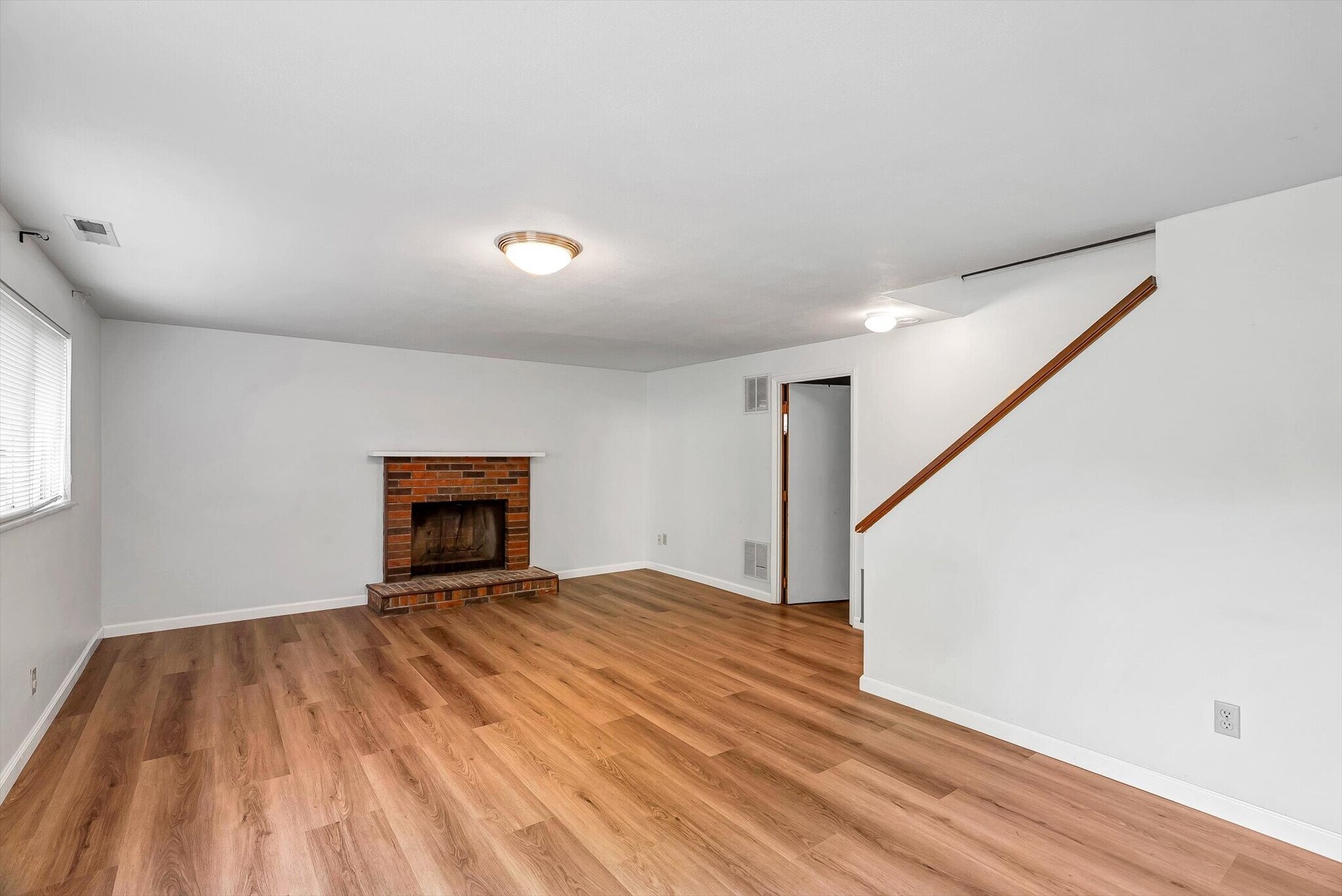 Building Photo - 248 Village Creek Dr