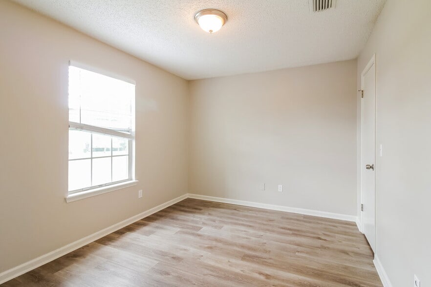 Building Photo - 7849 Moss Pointe Trail W