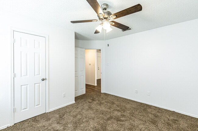 Building Photo - 2 Bedroom House w Large yard