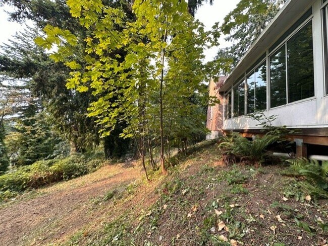 Building Photo - Charming 2 Bed, 1.5 Bath Home with Basement and Sunroom