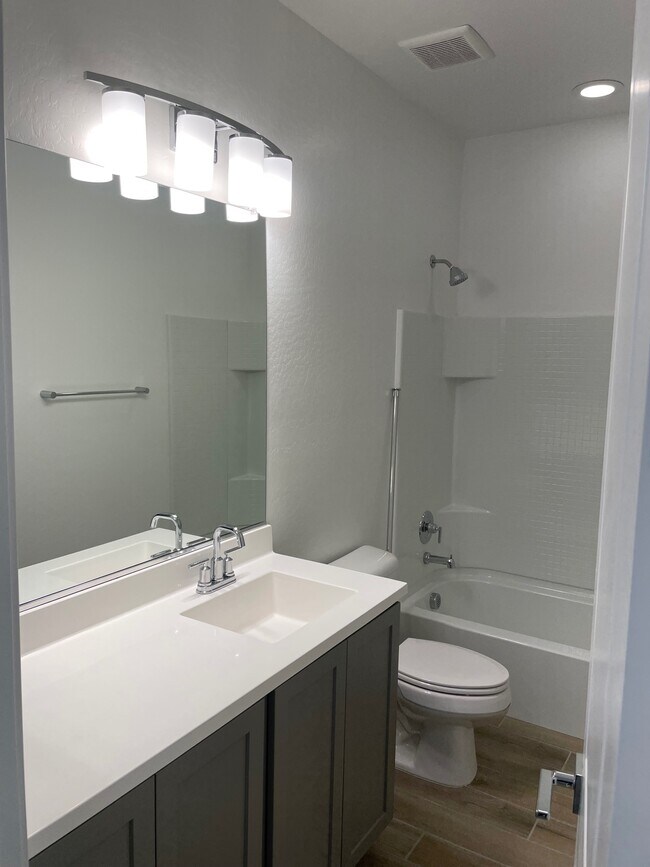 Building Photo - 901 S Smith Rd