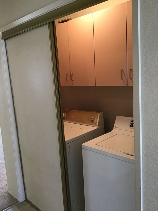 Building Photo - Spacious Orangevale condo that is clean, quite, and private.