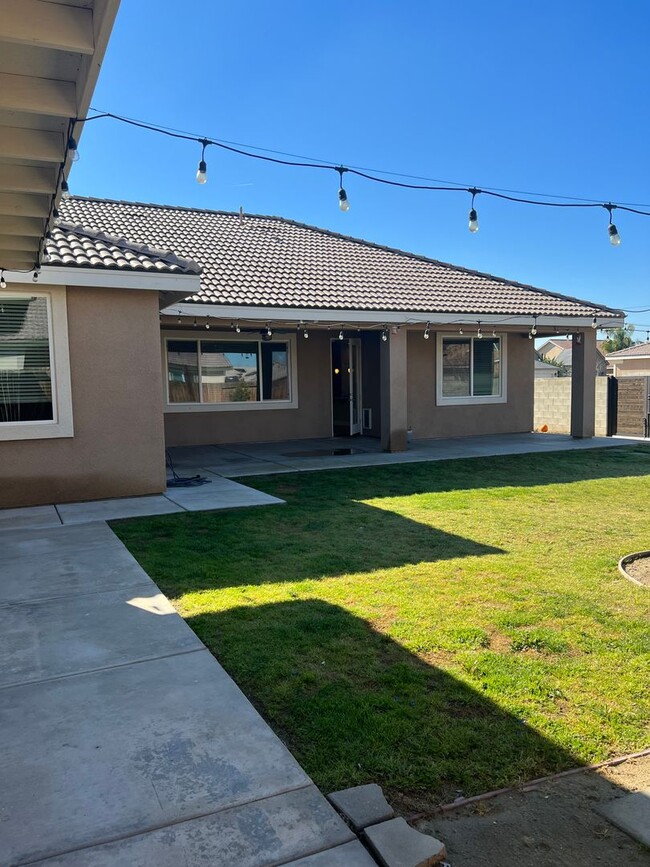 Building Photo - Northwest Bakersfield Corner Home