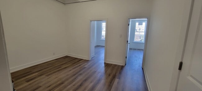 Building Photo - 3207 N Wilton Ave