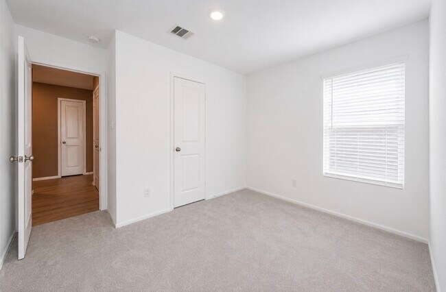 Building Photo - 269 Bennett Lp