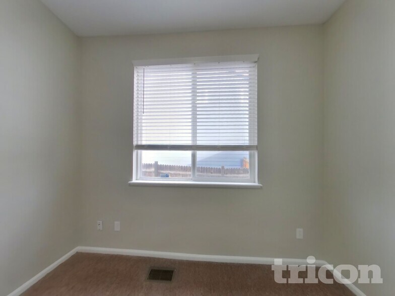 Building Photo - 565 Winebrook Way