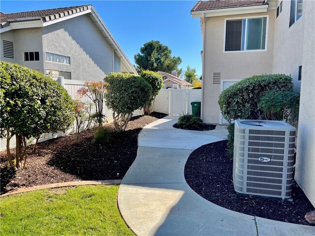 Building Photo - 25472 Day Lily Dr