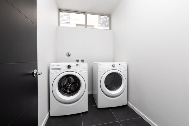 Building Photo - Bright 3 BR 2.5 BA Ballard Townhome