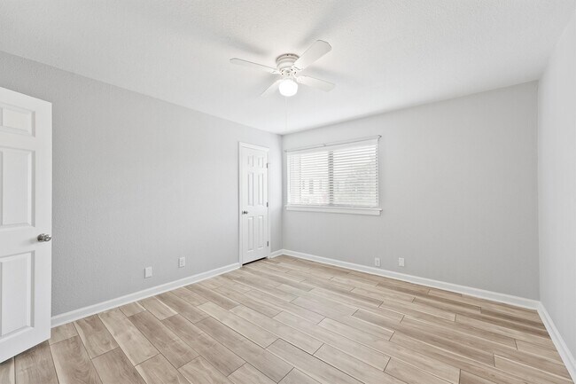 Building Photo - 424 15th St
