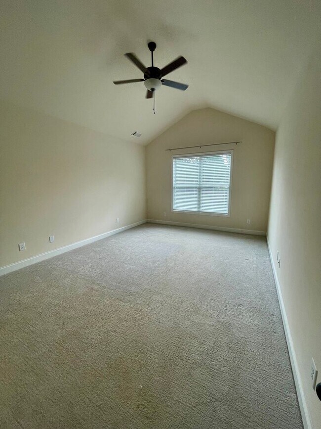 Building Photo - Gorgeous 5 bedroom 3.5 bath home in desira...