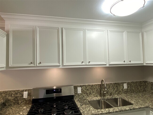 Building Photo - 211 W 17th St