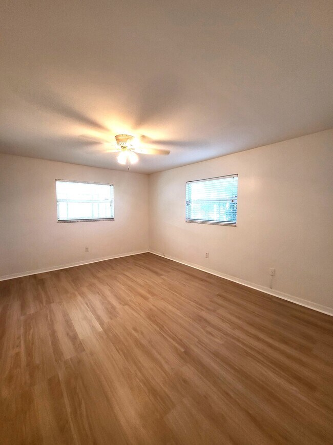 Building Photo - 868 Creighton Dr