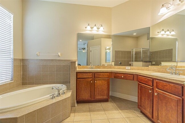 Building Photo - 20002 Heritage Point Dr