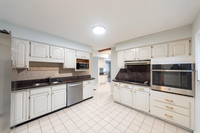 Building Photo - 46105 W Seven Mile Rd