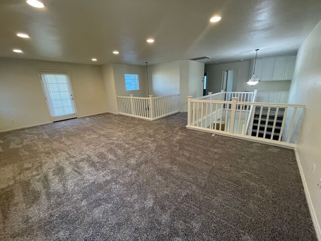 Building Photo - Victorville- Tanamera Home-  4 Bedrooms, 3...