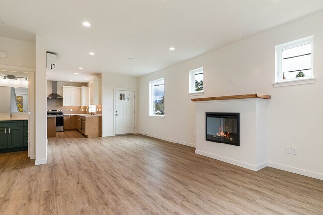 Building Photo - Halleck Townhomes Triplex