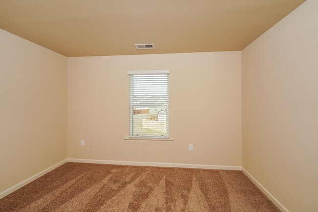 Building Photo - 535 Clover Cir