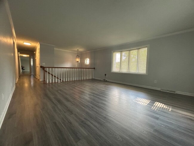 Building Photo - Large 4 bedroom 3 bathroom house in the he...