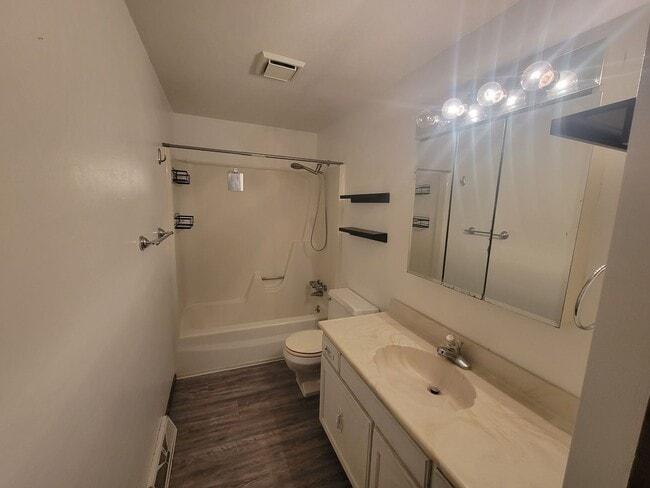 Building Photo - COMING SOON! 2 Bed, 1.5 Bath Duplex!