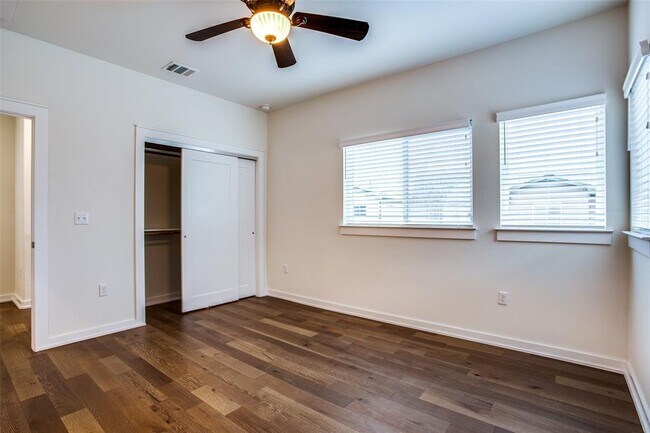 Building Photo - 6800 Menchaca Rd