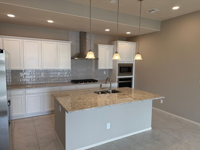 Building Photo - AMAZING CUSTOM HOME IN MARIPOSA