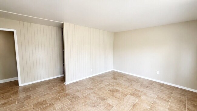 Building Photo - WEST - EAGLEDALE 3 BEDROOM RANCH AVAILABLE NOW!