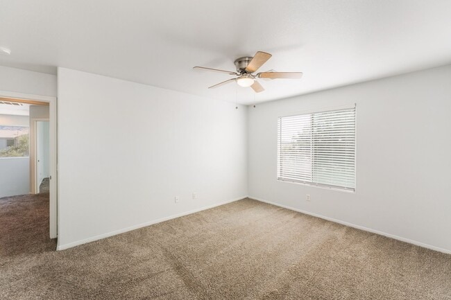 Building Photo - You're going to love this 4 bedroom 2.5 bath! Looks and Feels Brand New!