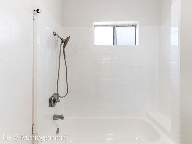 Building Photo - 3 br, 1 bath Apartment - 409 South Harris ...