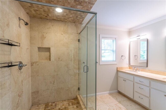 Building Photo - 3014 Skyland Dr NE