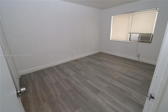 Building Photo - 915 NE 16th Terrace